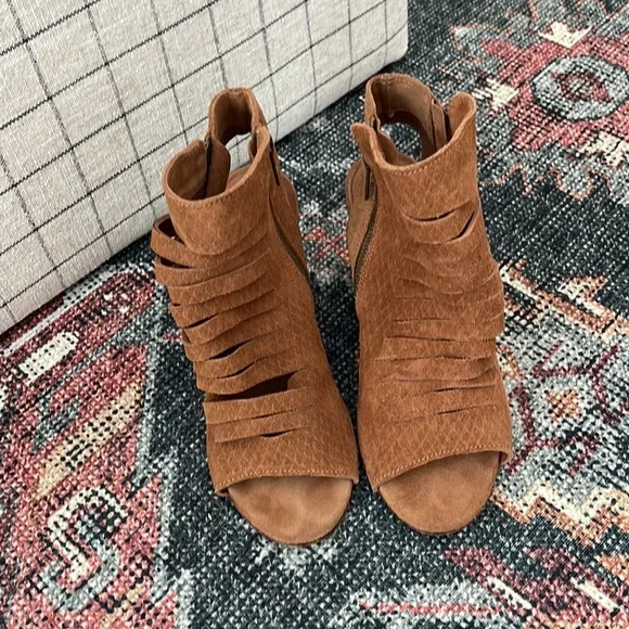 DIBA Women’s Leather Side Zip Wedges - Picture 3 of 5